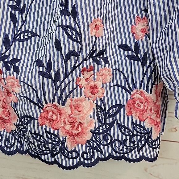 ELLE, Off Shoulder Embroidered Stripe Top_Size Small - Picture 4 of 9
